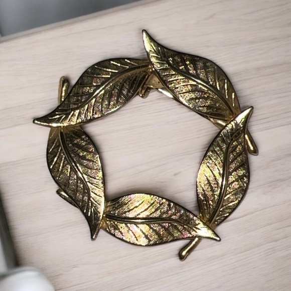 Vintage Jewelry - Vintage Brushed Textured Gold Leaf Round Brooch